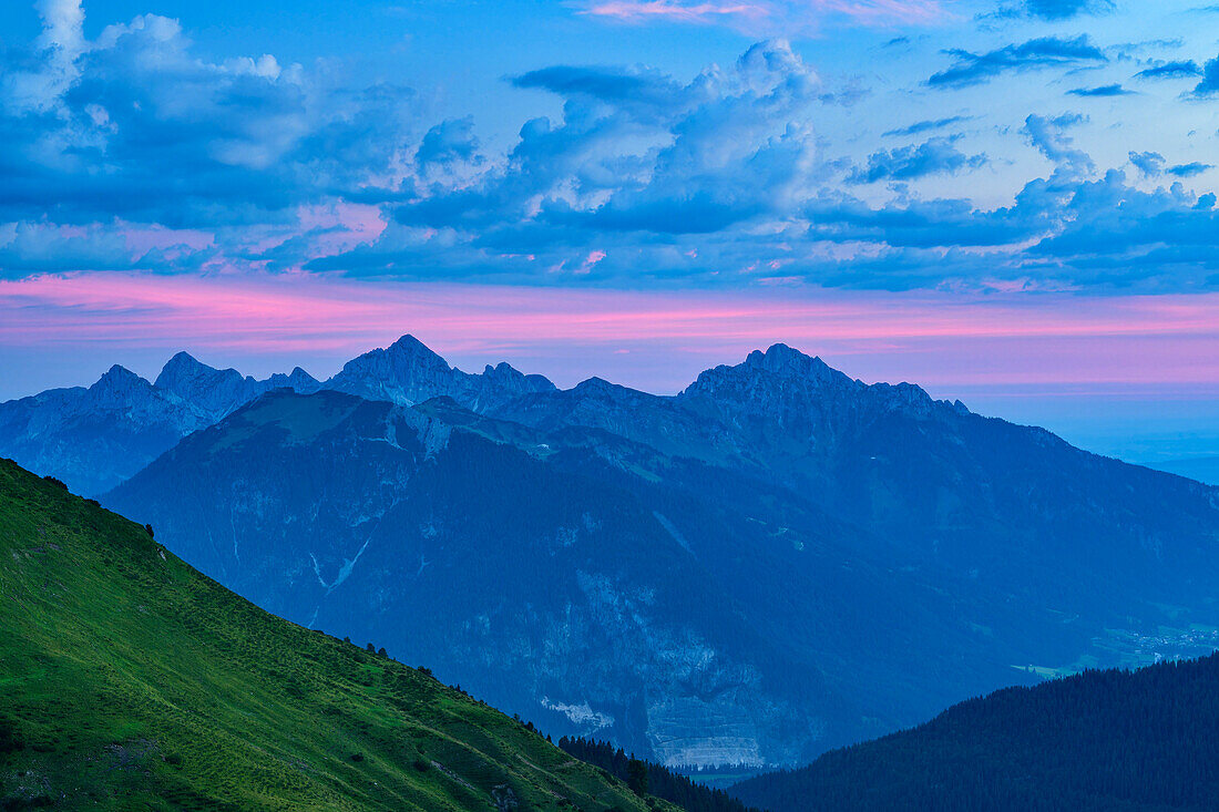 Blaue Stunde über den Tannheimer Bergen, vom Galtjoch, Reuttener Höhenweg, Lechtaler Alpen, Tirol, Österreich