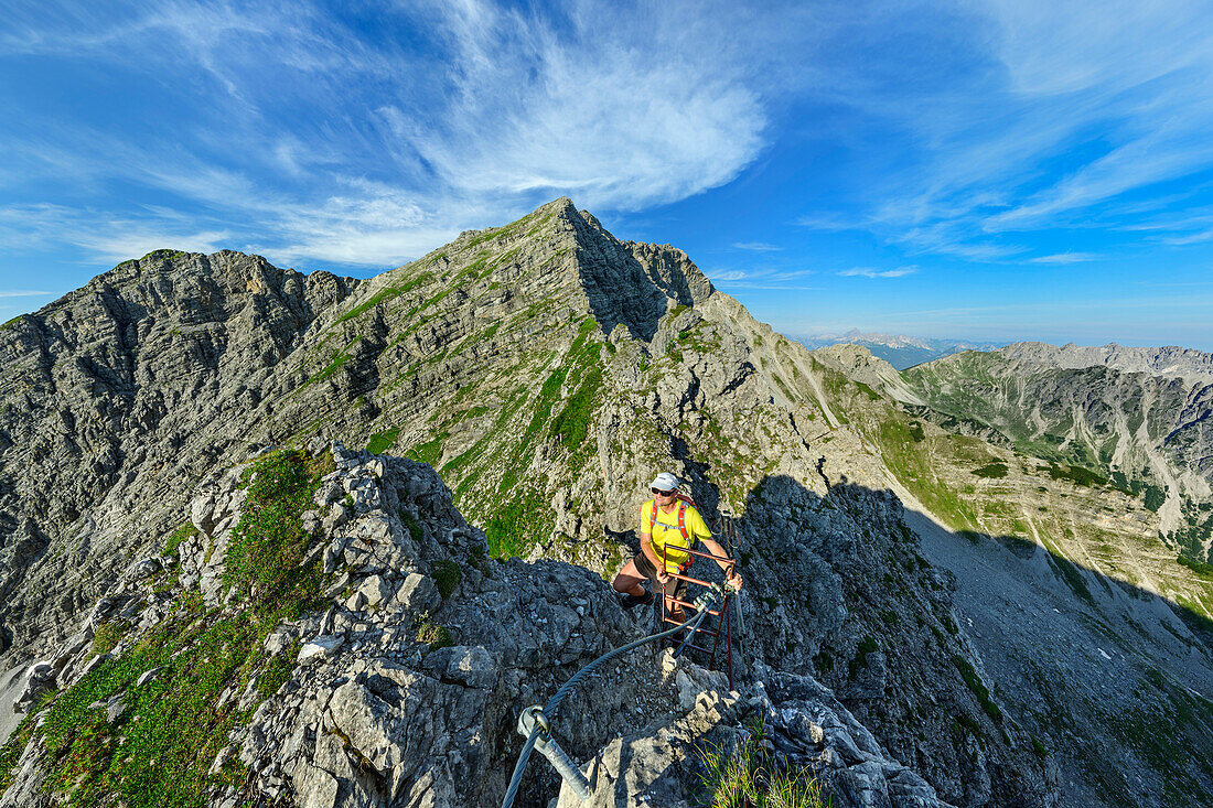 Mann beim Bergsteigen steigt zur Knittelkarspitze auf, Reuttener Höhenweg, Lechtaler Alpen, Tirol, Österreich