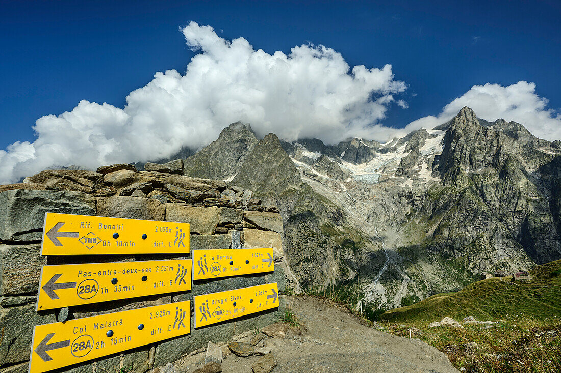 Wegweiser im Val Ferret mit Petites Jorasses und Aiguille de Leschaux im Hintergrund, Val Ferret, Tour du Mont Blanc, Mont-Blanc-Gruppe, Grajische Alpen, Aostatal, Italien