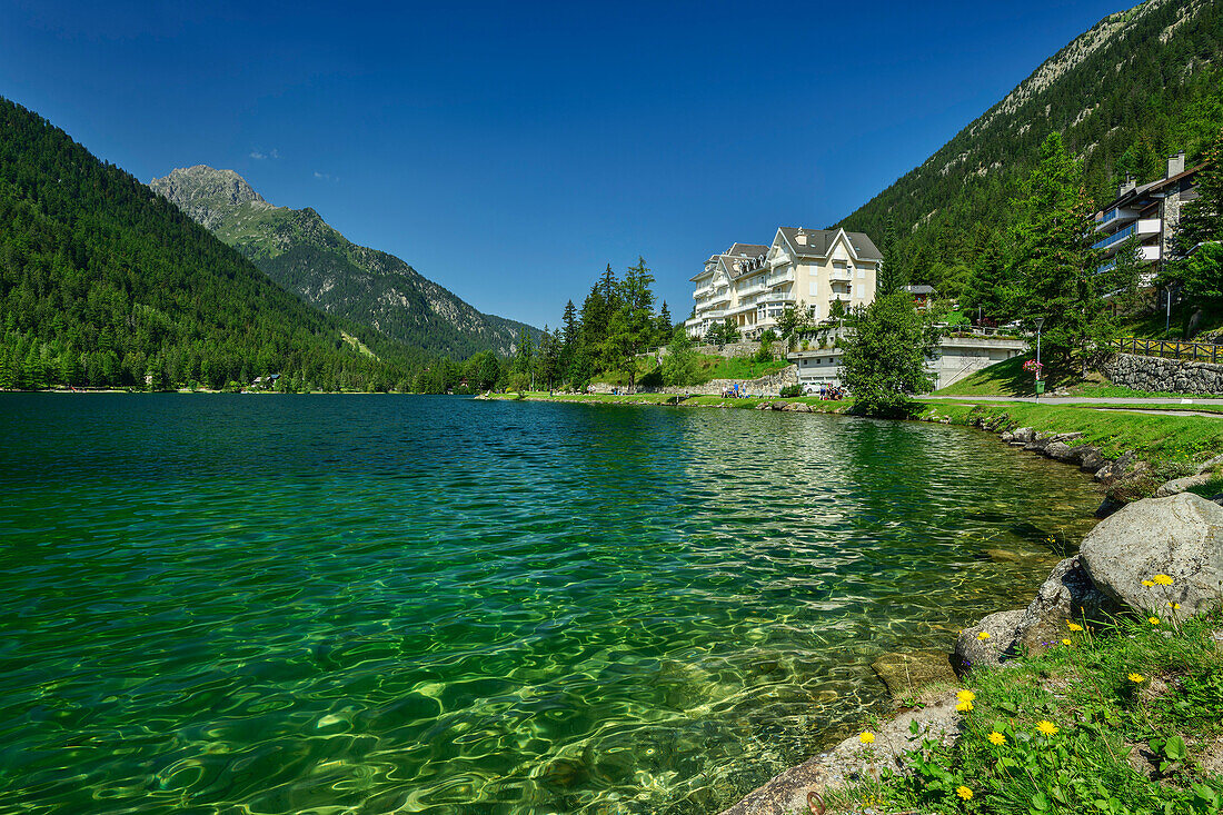 Bergsee Lac de Champex mit Ort Champex-Lac, Tour du Mont Blanc, Mont-Blanc-Gruppe, Grajische Alpen, Wallis, Schweiz