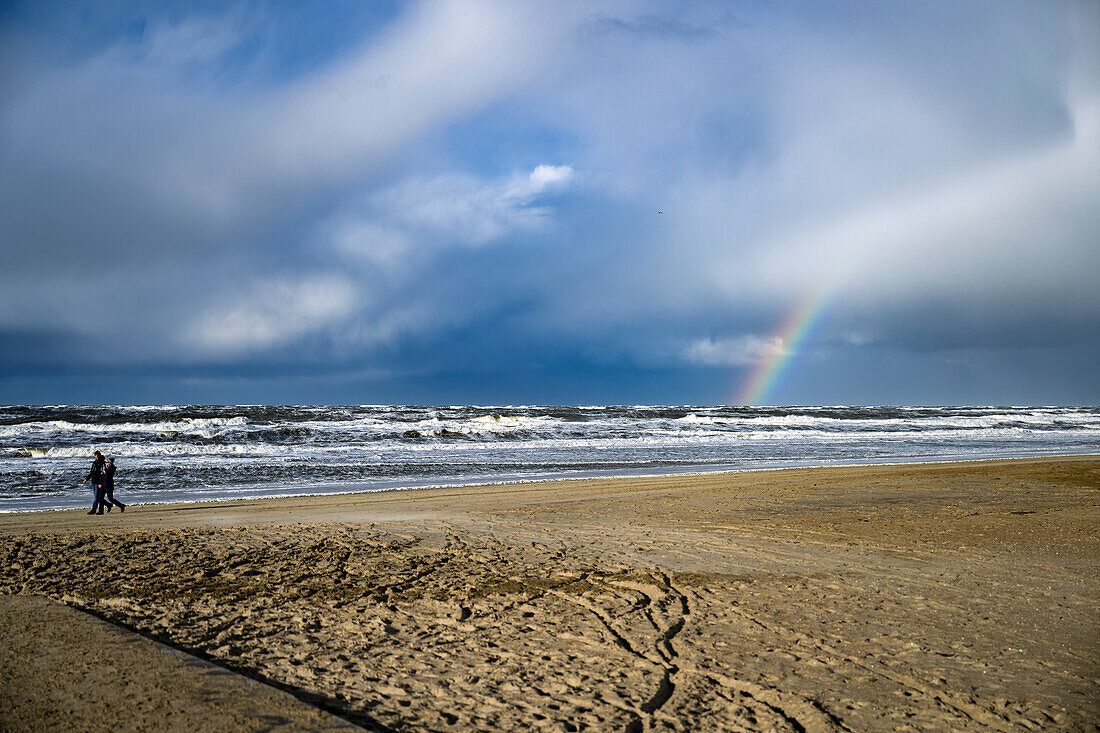 Tosende Brandung am Strand vor Regenbogen, Westfriesische Insel Texel, Nordsee, Provinz Nordholland, Niederlande.