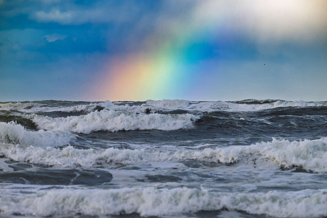 Tosende Brandung am Strand vor Regenbogen, Westfriesische Insel Texel, Nordsee, Provinz Nordholland, Niederlande.