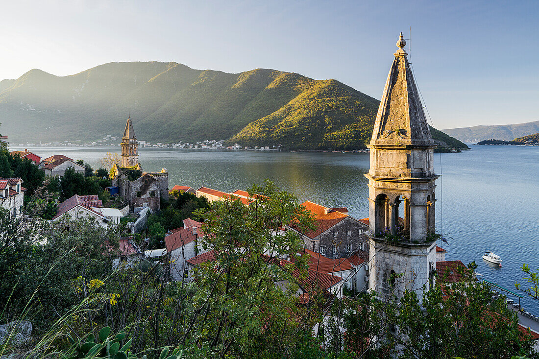 Blick über Perast, Bucht von Kotor, Montenegro