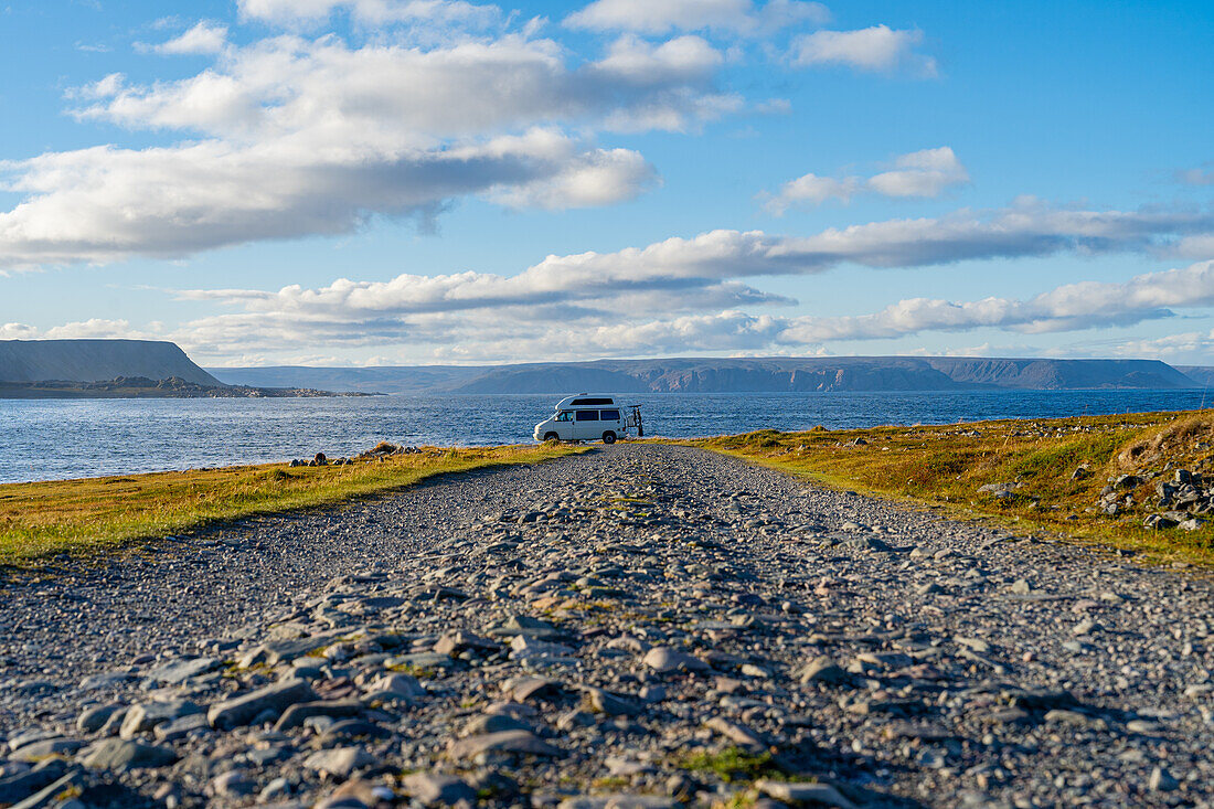 Norwegen, Finnmark, Varangerhalvøya, Hamningberg, Wohnmobil an Küste mit Meerblick