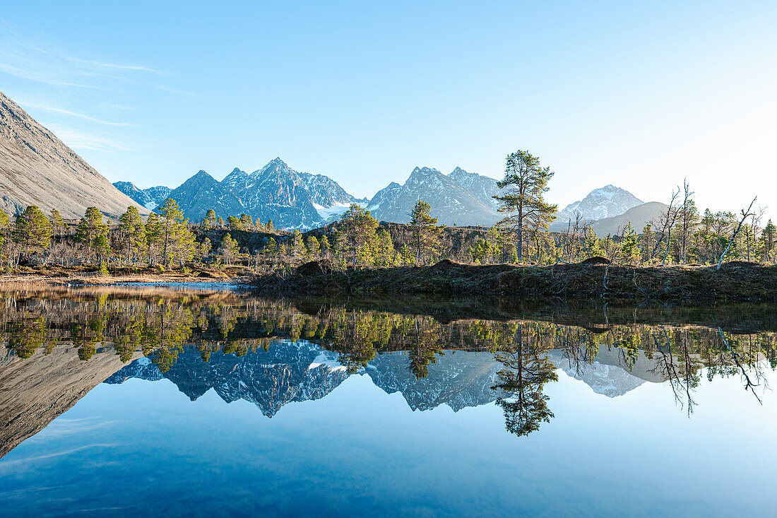 Norwegen, Lyngenalpen, Spiegelung Berge und Wald im See