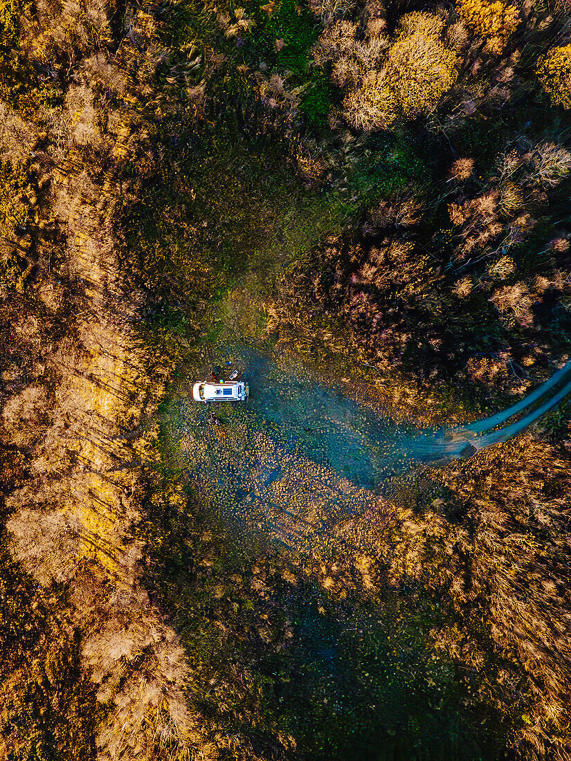 Norwegen, Lyngenalpen, Luftaufnahme auf Wohnmobil auf Lichtung im Wald