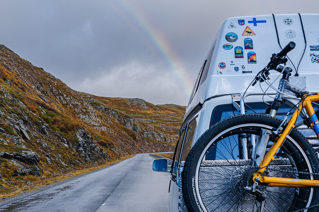 Norwegen, Magerøya, Nordkapphalvøya, Wohnmobil mit Fahrrad auf Straße