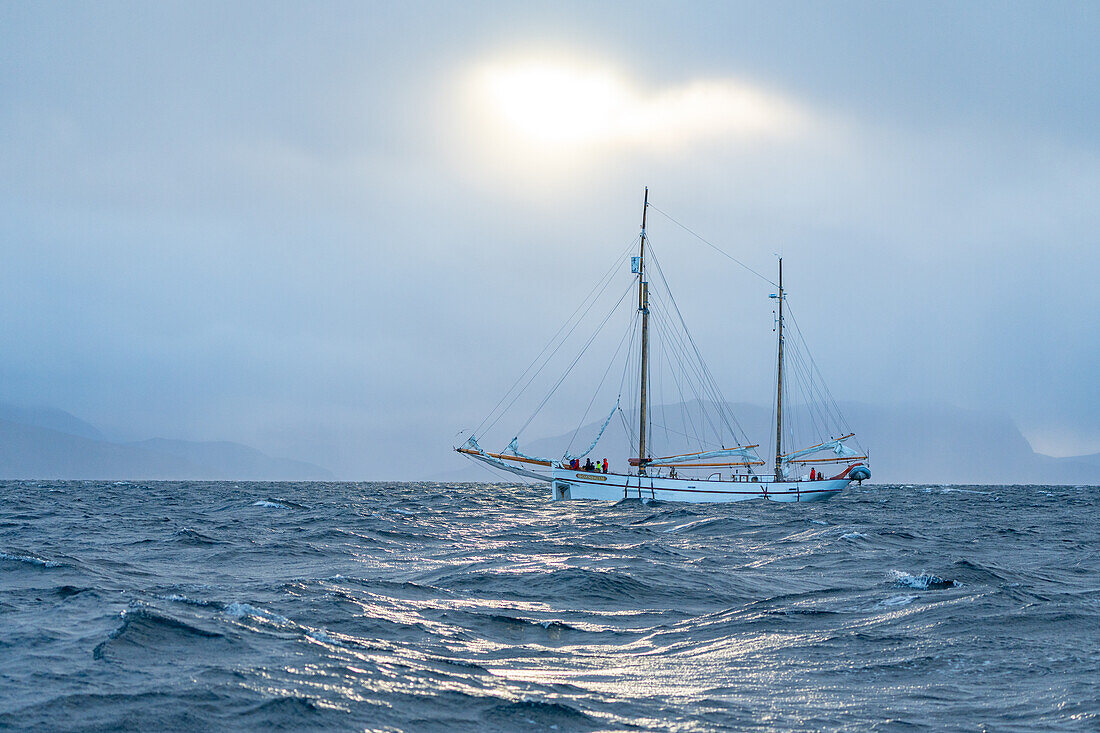 Norwegen, Skjervøy, Segelschiff im Meer