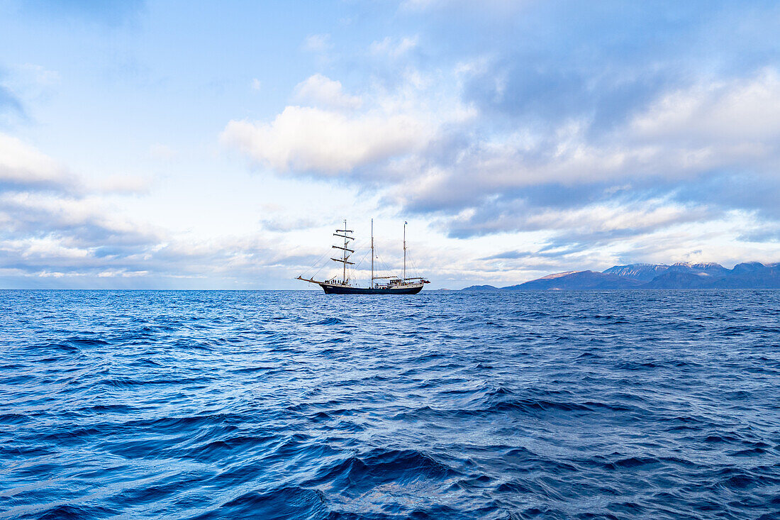 Norwegen, Skjervøy, Segelschiff im Nordmeer