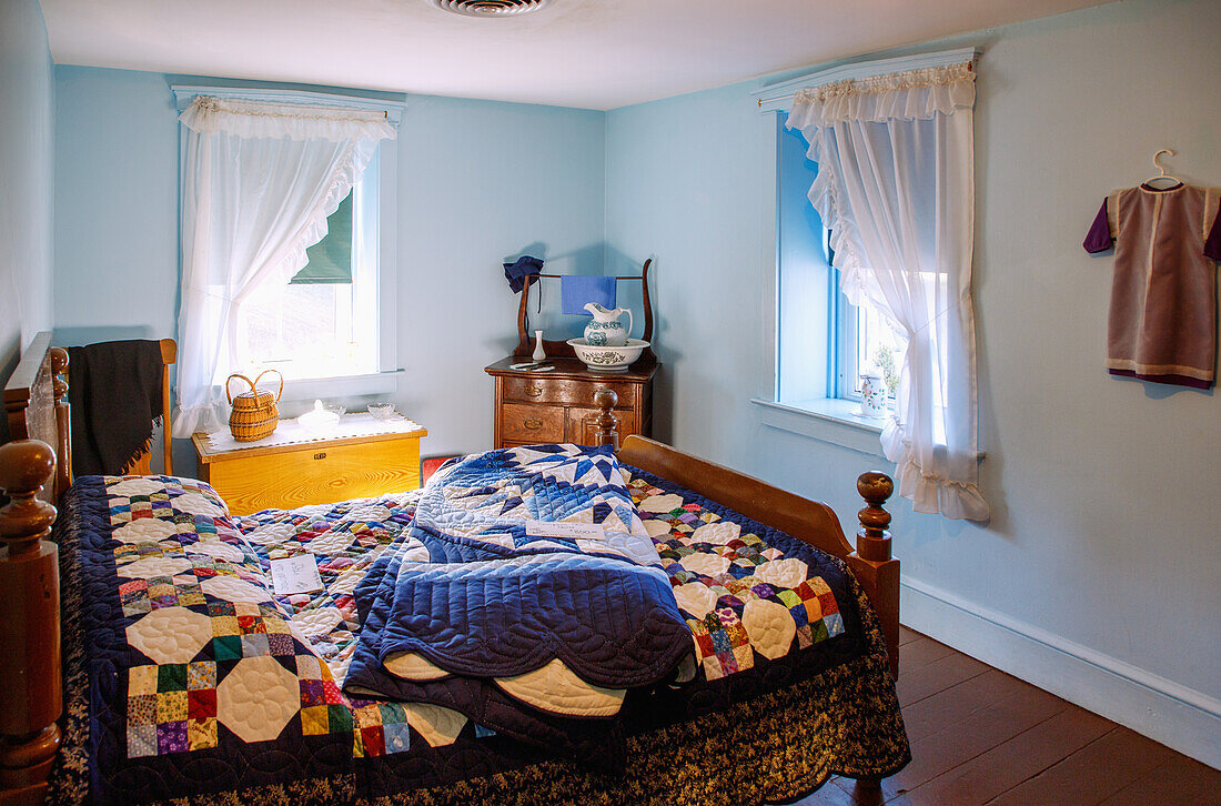  Bedroom with quilts in the Amish House in the Amish Village in the Pennsylvania Dutch Country, Lancaster County, Pennsylvania, USA 