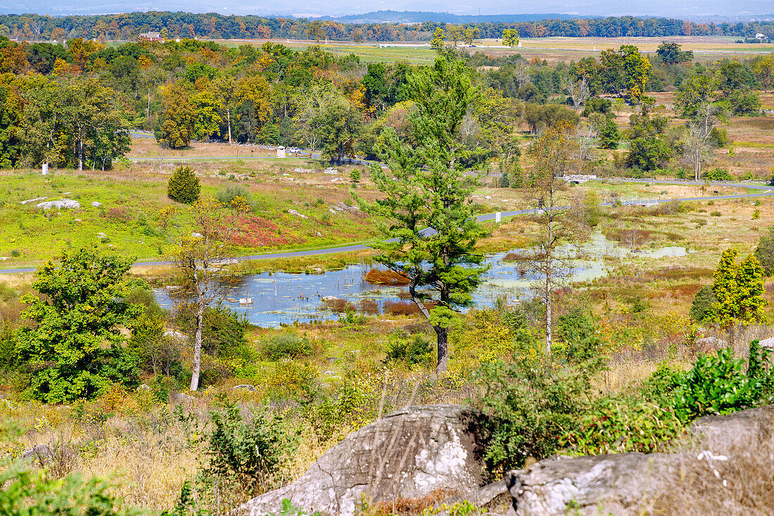 Ausblick vom Aussichtspunkt Little Round Top auf Schlachtfelder des Amerikanischen Bürgerkriegs im Gettysburg National Military Park in Gettysburg, Adams County, Pennsylvania, USA