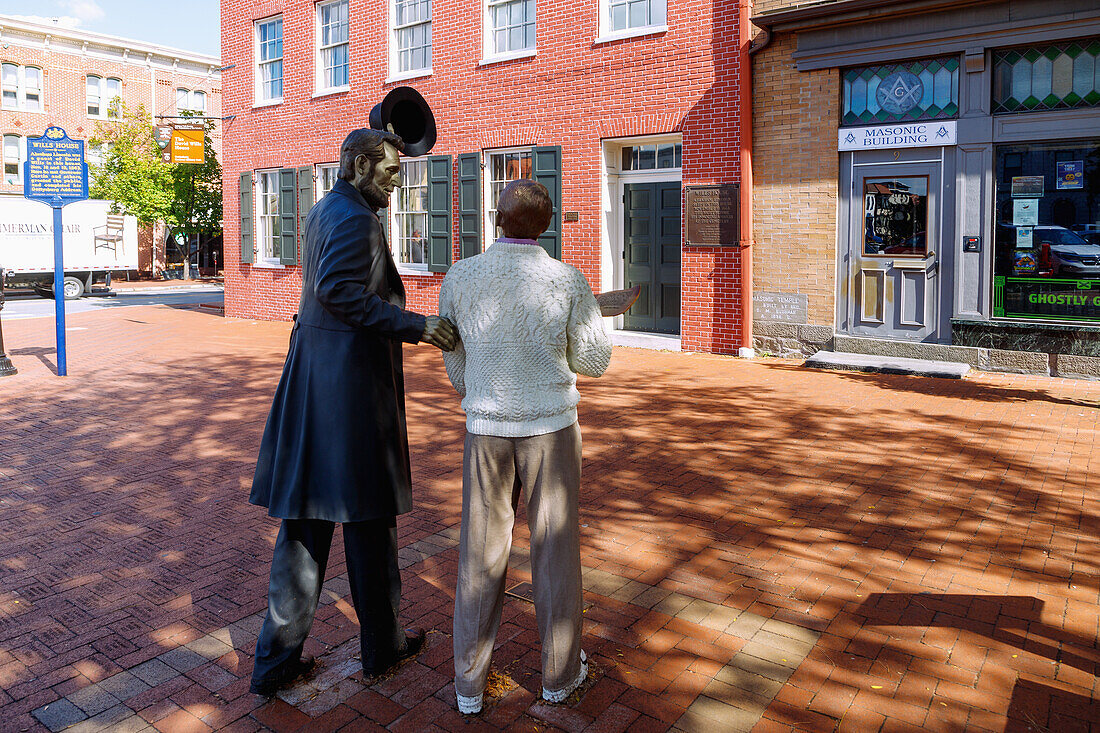  Monument with Abraham Lincoln in memory of the speech &quot;Lincoln&#39;s Address&quot; written here in front of the Wills House in Historic Downtown in Gettysburg, Adams County, Pennsylvania, USA 