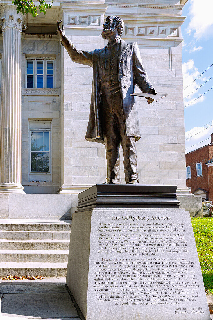 Gettyburg Library und Denkmal Abraham Lincoln in Erinnerung an seine Rede "Gettysburg Address" in Gettysburg, Adams County, Pennsylvania, USA