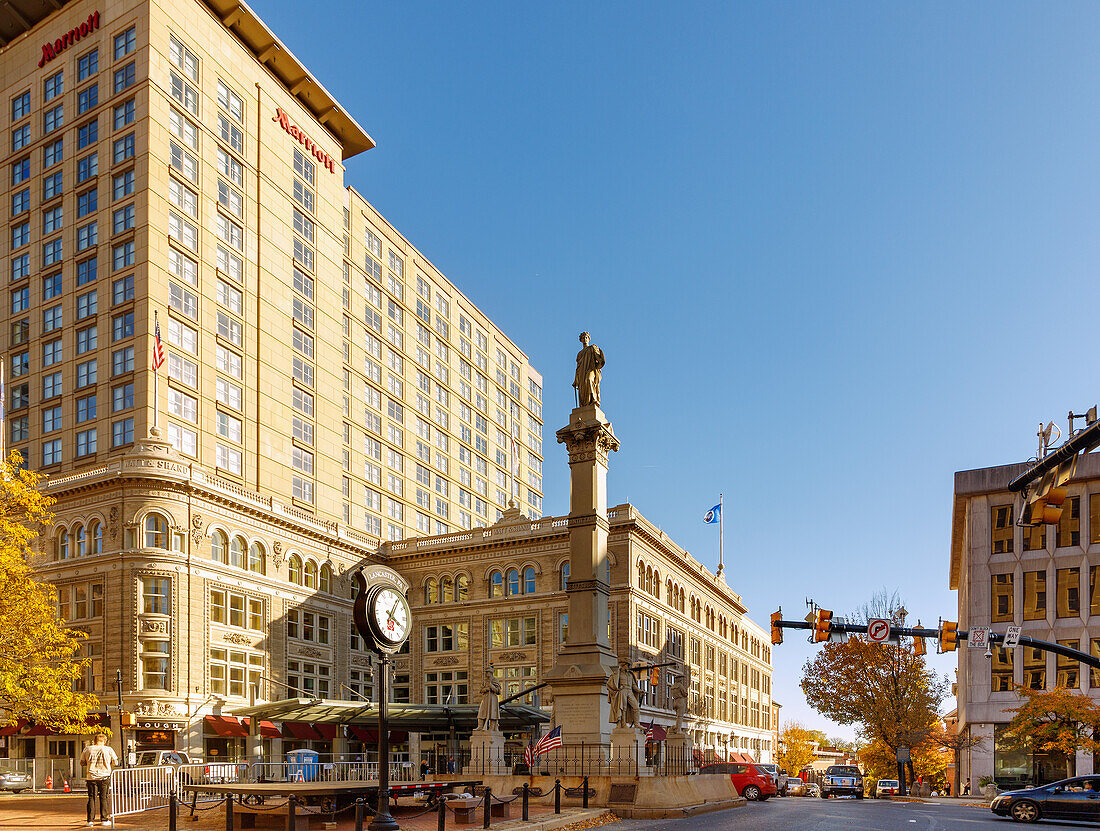 Penn Square with Soldiers and Sailors Monument and the historic Watt & Shand Building (Marriott Hotel) in Historic Downtown in Lancaster in Pennsylvania Dutch Country, Pennsylvania, USA