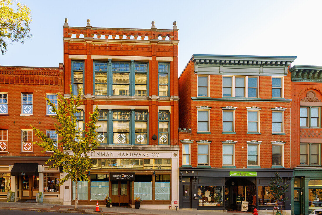  Brick facades and historic Steinman Hardware Building on West King Street in Historic Downtown in Lancaster in Pennsylvania Dutch Country, Pennsylvania, USA 