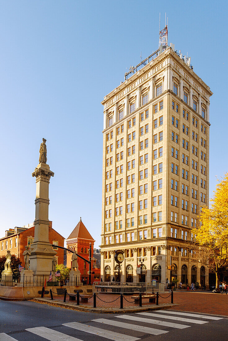 Penn Square mit Soldiers and Sailors Monument, Central Market und dem historischen Watt & Shand Building (Marriott Hotel) in Historic Downtown in Lancaster im Pennsylvania Dutch Country, Pennsylvania, USA