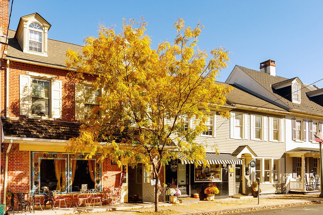  Main Street in Lititz in the Pennsylvania Dutch Country, Lancaster County, Pennsylvania, USA 