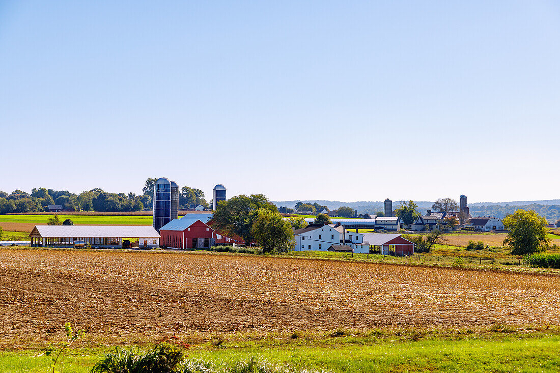  Landscape with farms and grain silos near Strasburg in the Pennsylvania Dutch Country in Pennsylvania, USA 