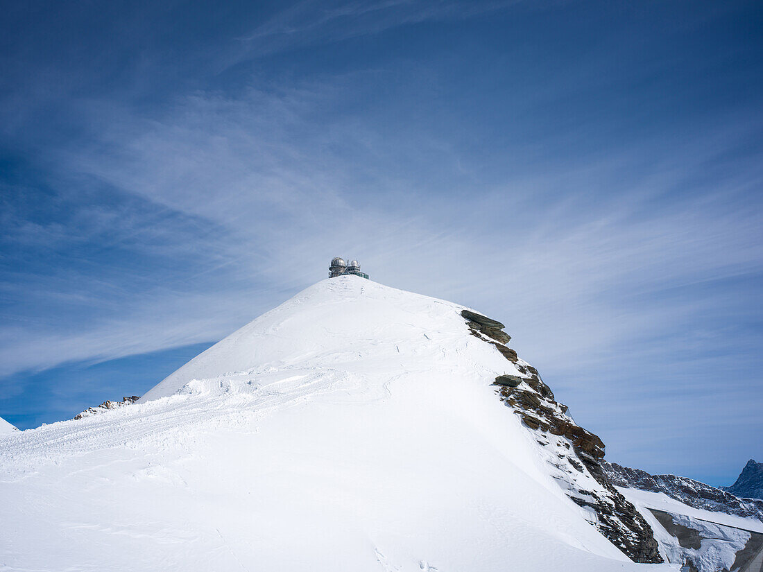 Blick vom Jungfraujoch-Plateau auf das Jungfraujoch Sphinx-Observatorium, Wengen, Grindelwald, Interlaken, Kanton Bern, Kanton Wallis, Schweiz, Europa