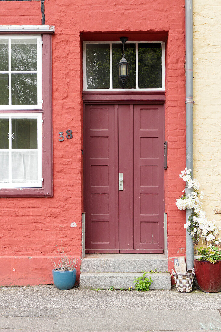 Rote Haustür an roter Fassade