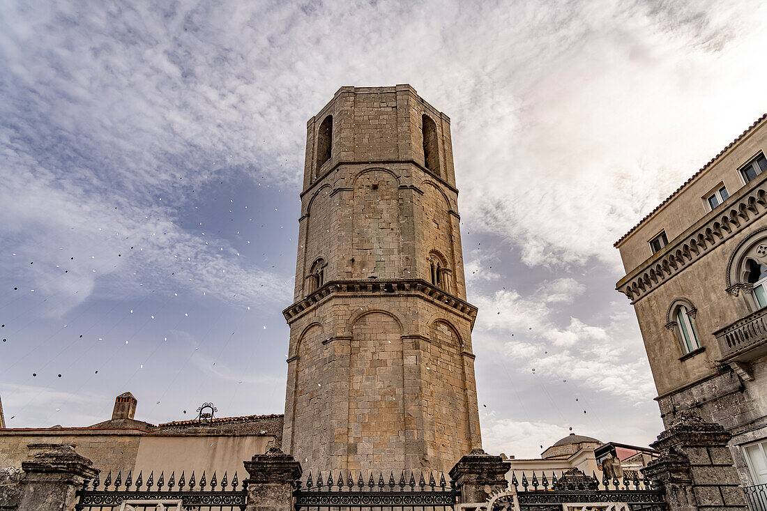 Glockenturm der römisch-katholische Wallfahrtskirche San Michele Arcangelo, UNESCO Welterbe in Monte Sant’Angelo, Gargano, Apulien, Italien, Europa