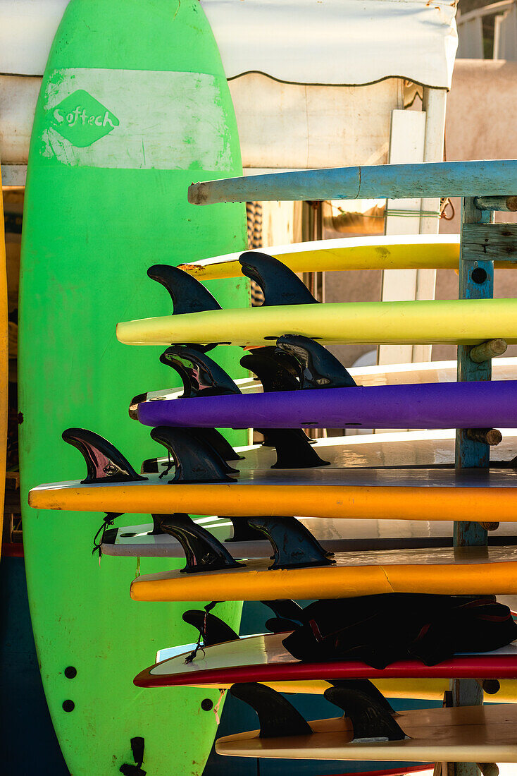 Surfbretter zur Mittagszeit bei Rabat Beach, Marokko.