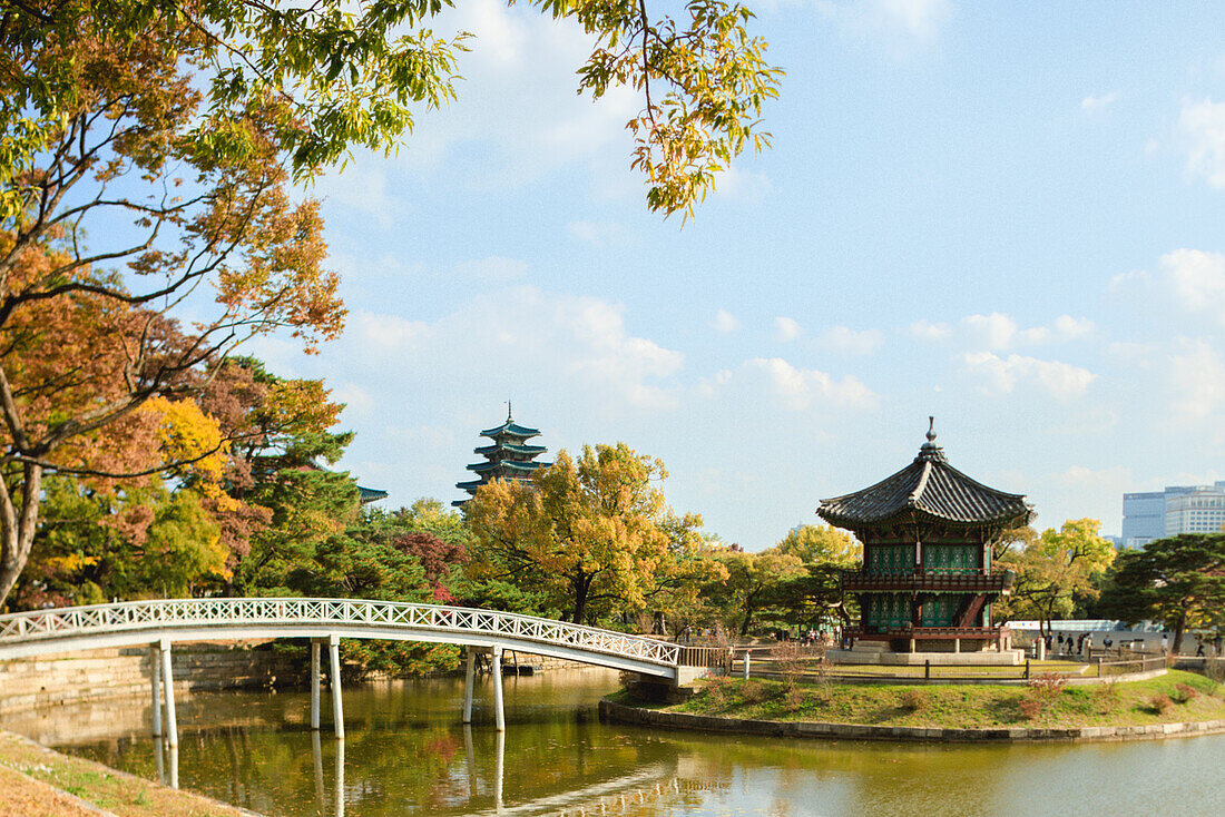 Hyangwonjeong Pavilion in Seoul, nahe des Gyeongbokgung Palace, Südkorea