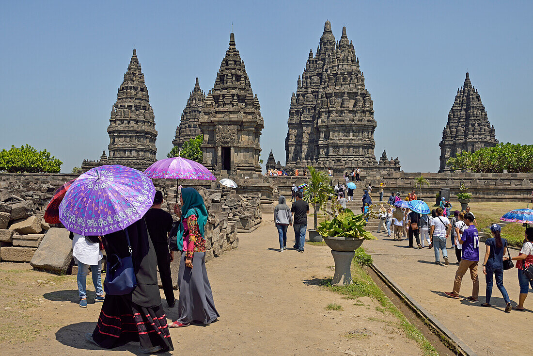  Besucher auf dem Prambanan-Tempelgelände, Region Yogyakarta, Insel Java, Indonesien, Südostasien 