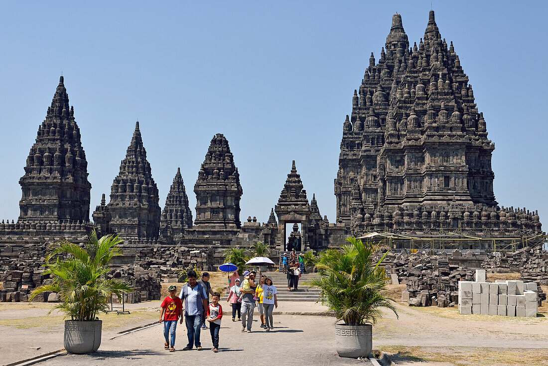  Besucher auf dem Prambanan-Tempelgelände, Region Yogyakarta, Insel Java, Indonesien, Südostasien 