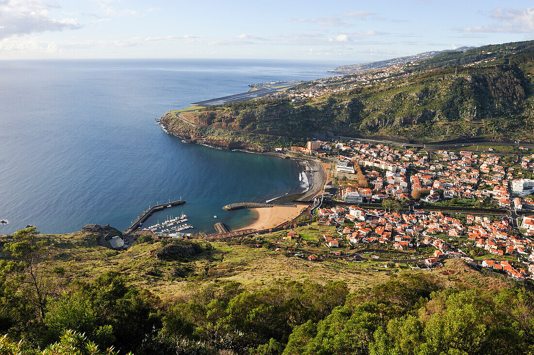  Machico, mit dem Flughafen Funchal im Hintergrund, Insel Madeira, Atlantischer Ozean, Portugal 