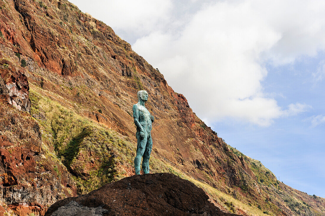  Skulptur als Hommage an die Fischer, Hafen von Paul do Mar, Insel Madeira, Atlantischer Ozean, Portugal 