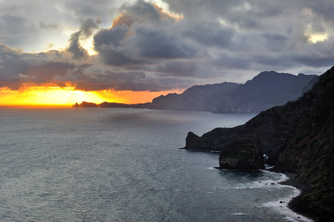  Sonnenaufgang über der Halbinsel Sao Lourenco, Insel Madeira, Atlantischer Ozean, Portugal 