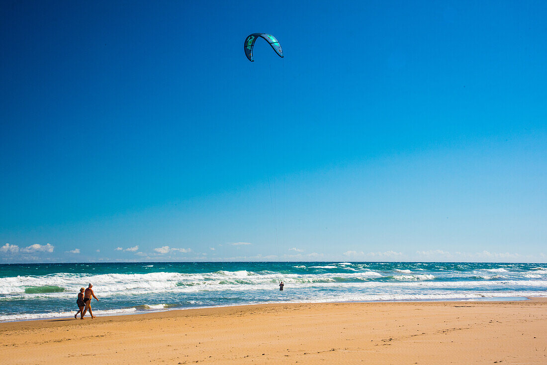 Kitesurfer am Strand von Oliva Nova, Denia, Costa Blanca, Provinz Alicante,  Region Valencia, Spanien