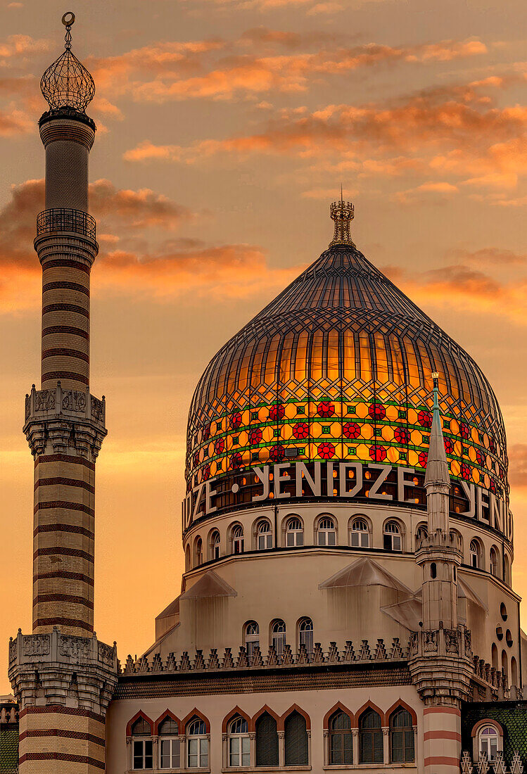 Kuppel des Dresdner Yenidze Gebäudes bei Sonnenuntergang, Dresden, Sachsen, Deutschland