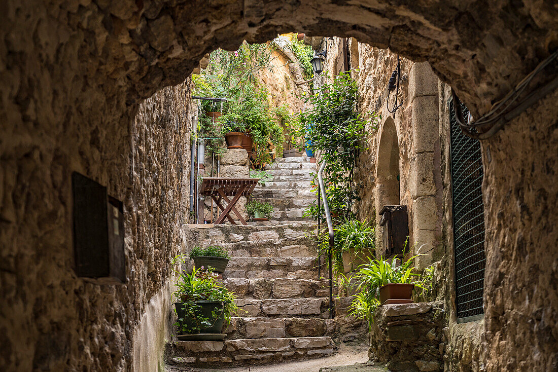  Staircase in the medieval village of Saint-Guilhem-le-Désert, France, Europe 