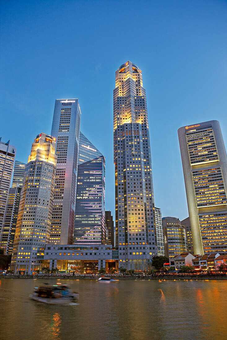  Wolkenkratzer im Central Business District (CBD), beleuchtet in der Abenddämmerung, Singapur. 