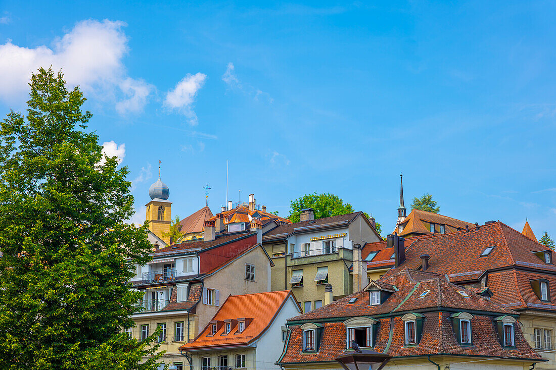  Stadtbild an einem sonnigen Sommertag in der Stadt Freiburg, Kanton Freiburg, Schweiz. 