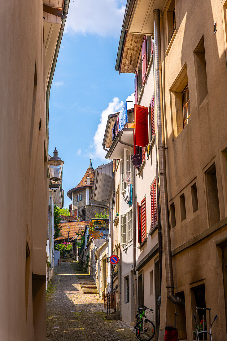 Gasse in der Altstadt an einem sonnigen Sommertag in der Stadt Freiburg, Kanton Freiburg, Schweiz.