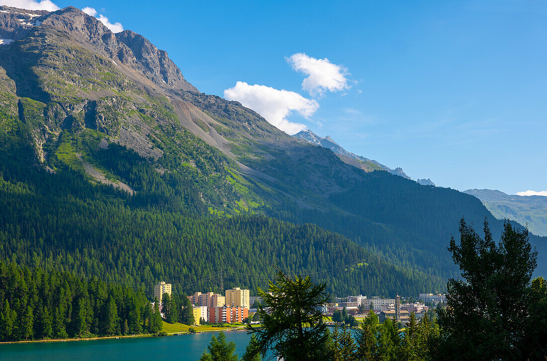  Panoramablick über Stadt und See im Gebirgstal mit blauem Himmel und Wolken an einem sonnigen Sommertag in St. Moritz, Graubünden, Schweiz. 