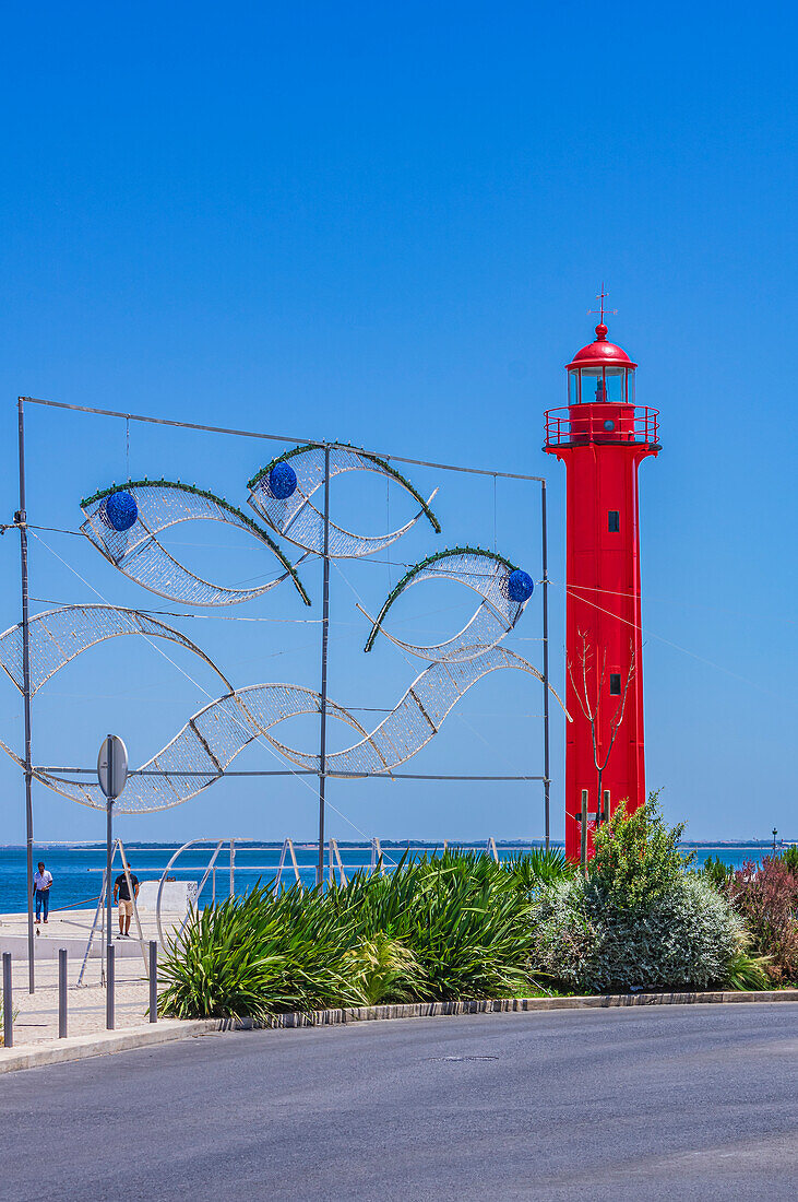 Leuchtturm von Cacilhas am südlichen Ufer des Flusses Tejo, Kreis Almada, gegenüber von Lissabon, Region Lisboa, Portugal