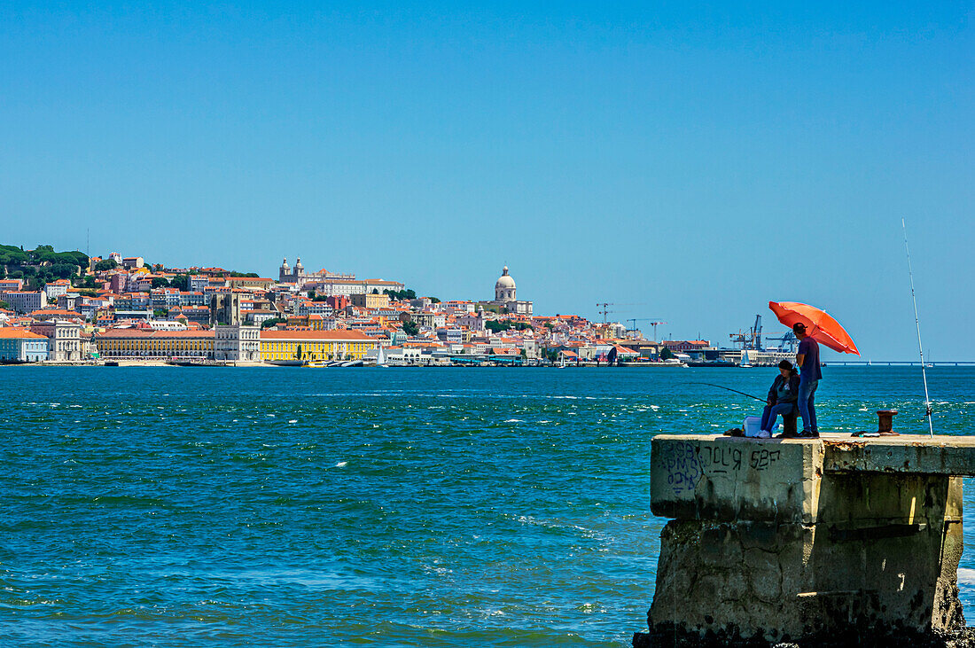 Blick von Cacilhas am südlichen Ufer des Flusses Tejo zur Altstadt von Lissabon, Cacilhas, Kreis Almada, gegenüber Lissabon, Region Lisboa, Portugal