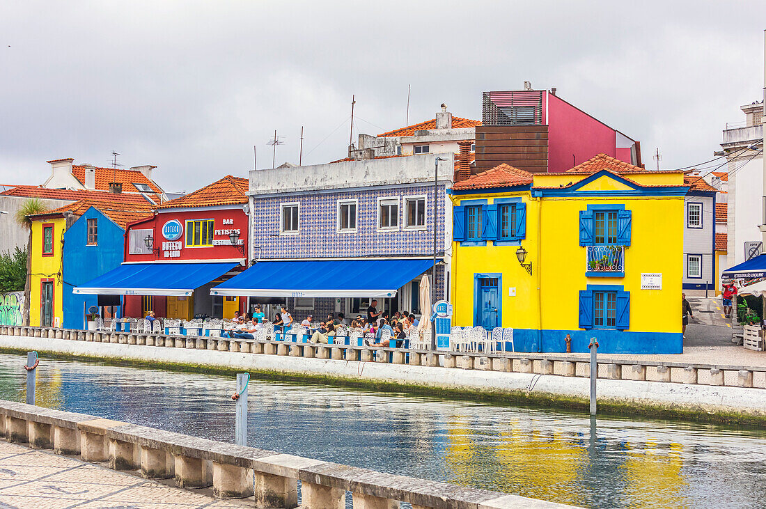 Restaurant und farbenfrohe alte Häuser am Kanal, Lagune Ria de Aveiro, Aveiro, Distrikt Aveiro, Region Centro, Portugal