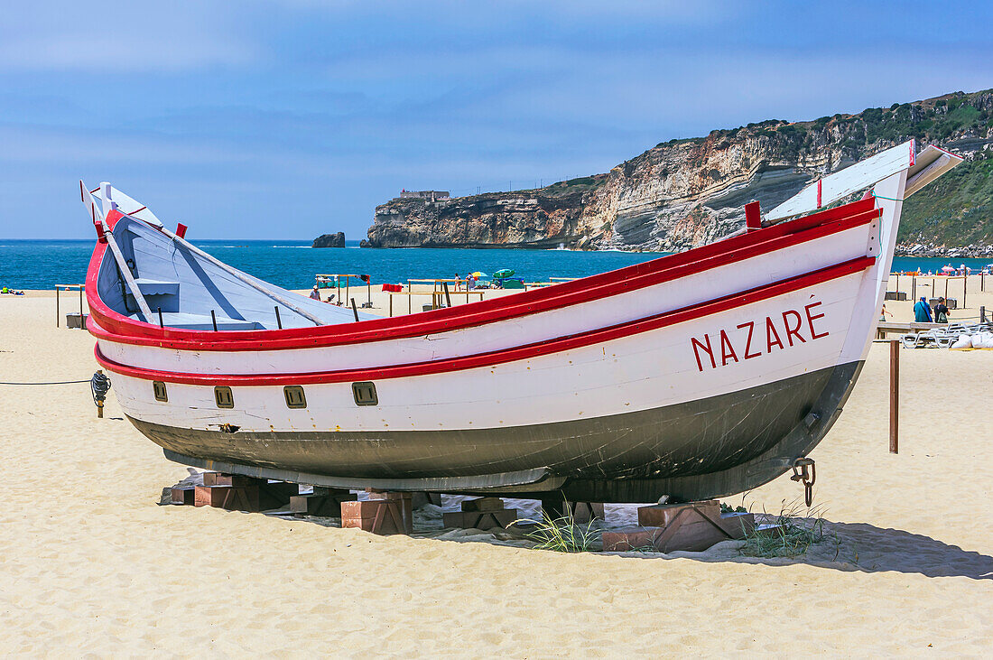 Bunte Fischerboote am Strand, Nazaré, Unterregion Oeste, Region Centro, Provinz Estremadura, Portugal