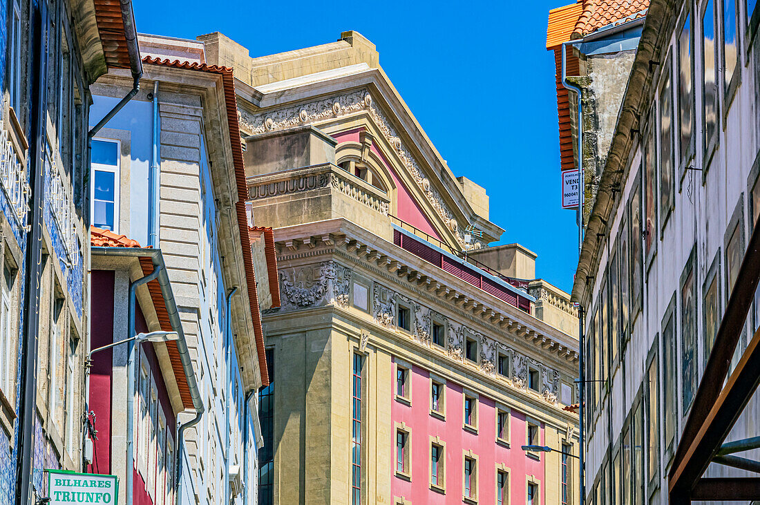  View into the streets of Porto, here the district of Sé. 