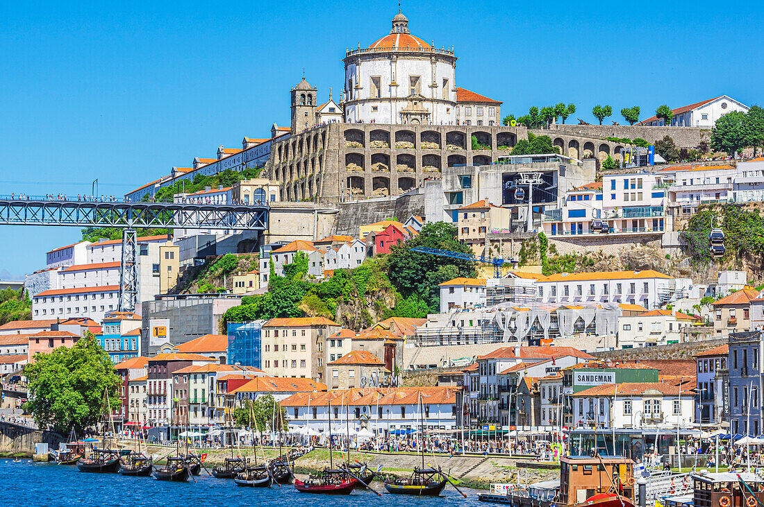 Blick über den Fluss Douro auf die Altstadt mit Kloster Serra do Pilar, Stadtteil Cais da Ribeira, Porto, Portugal