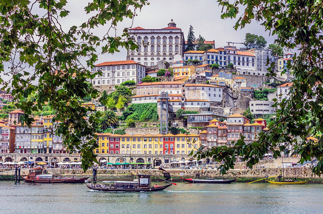 Blick über den Fluss Douro auf die Altstadt Cais da Ribeira mit Bischofspalast Paço Episcopal, Porto, Portugal