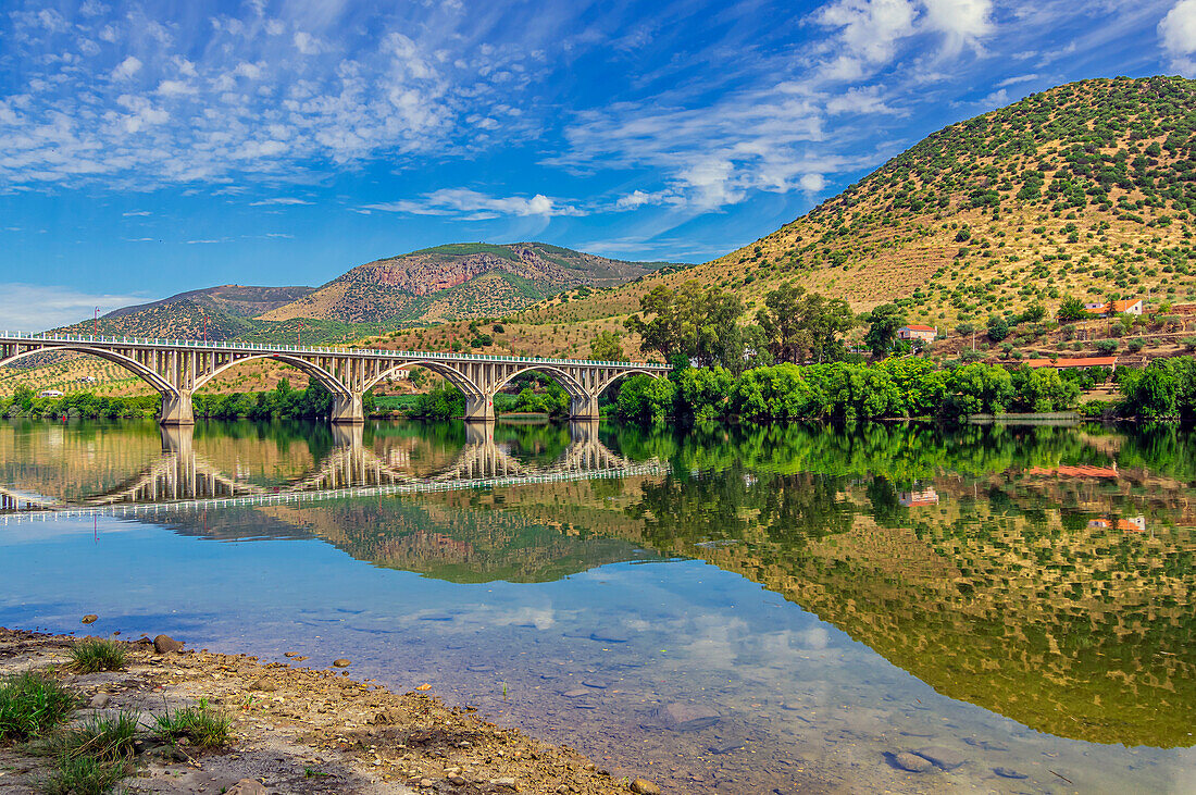  View from the Spanish side, Salamanca region, Spain to the area of the town of Barca d&#39; Alva in Portugal 