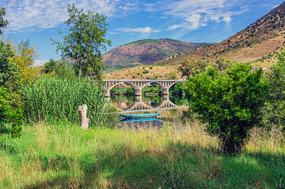  View from the Spanish side, Salamanca region, Spain to the area of the town of Barca d&#39; Alva in Portugal 