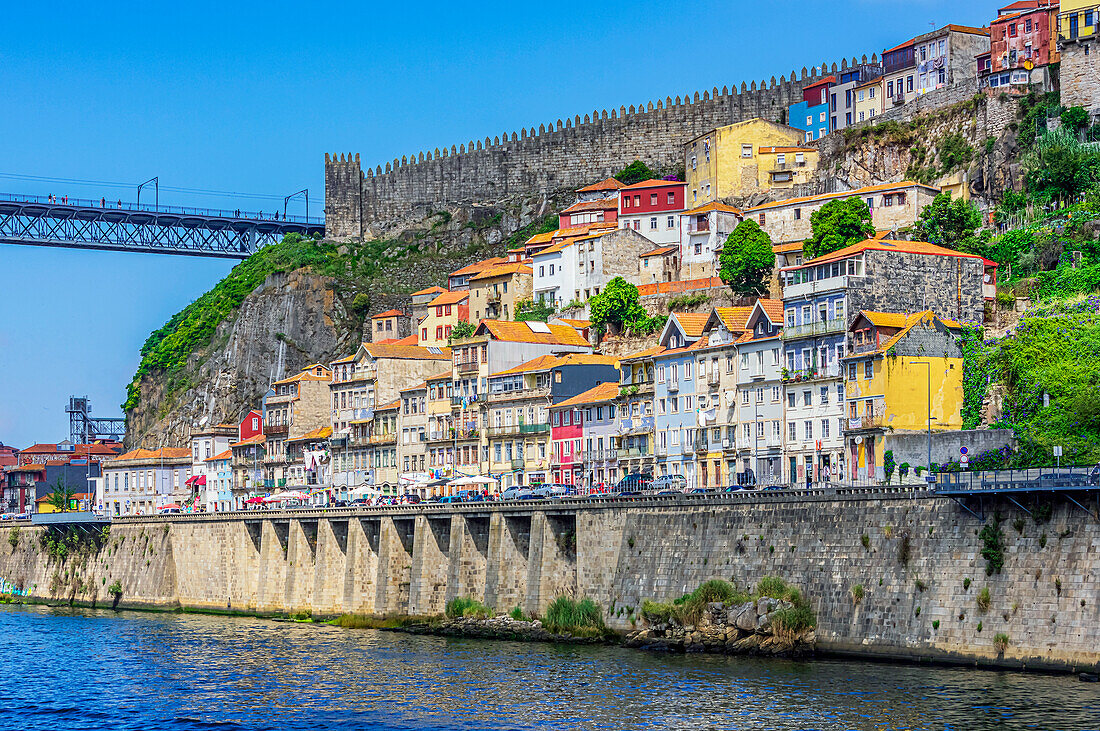 Blick auf bunte Häuser, Altstadt Ribeira am Fluss Douro, Porto, Portugal