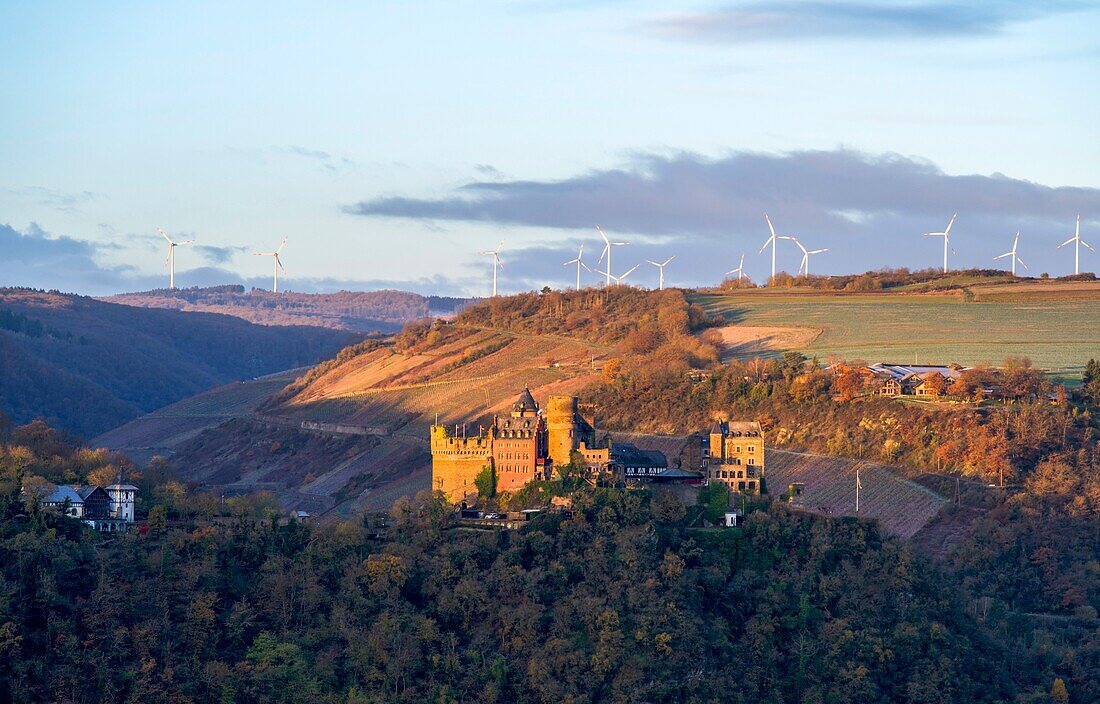  Schönburg in Oberwesel in the morning light, foothills of the Hunsrück with wind turbines in the background, Upper Middle Rhine Valley, Rhineland-Palatinate, Germany 